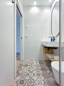 A bathroom at AKURA apartment, con aire acondicionado