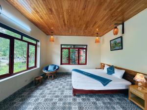 a bedroom with a bed and a wooden ceiling at Chinh Thu Garden Retreat in Ninh Binh