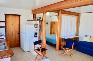 ein Schlafzimmer mit einem blauen Bett und einer blauen Couch in der Unterkunft Driftwood Cottage By The Ocean Beach & Redwoods in Smith River