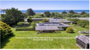 ein Zeichen für ein Bauernhaus mit dem Ozean im Hintergrund in der Unterkunft Driftwood Cottage By The Ocean Beach & Redwoods in Smith River