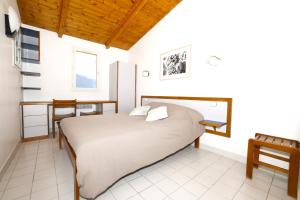 Postel nebo postele na pokoji v ubytování Vacances Leo Lagrange - Le Village des Lavandes + 34 fotografií