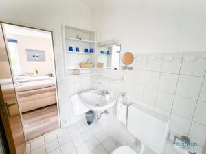 Koupelna v ubytování Ferienhaus Bungalow nahe Kurpark Döse