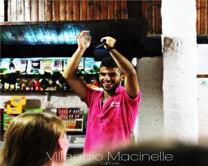 Un uomo con una camicia rosa che scatta una foto a una donna di Macinelle a Marina di Camerota