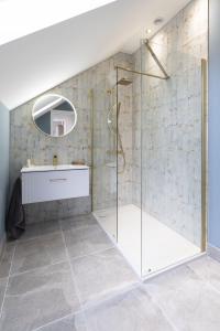 un bagno con doccia, lavandino e specchio di Lace Maker's Cottage a Keyworth Altre 27 foto