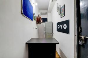 TV a/nebo společenská místnost v ubytování Super Hotel O Malviya Nagar Inn