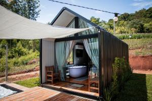 特雷斯科罗阿斯Black Cabana的房屋内带浴缸的浴室