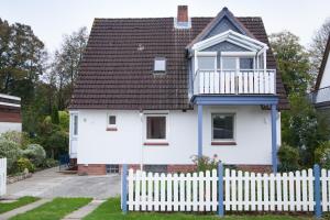 una casa blanca con una valla blanca en Carpe Diem Dahme, en Dahme