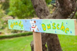 Un cartel con un perro en un palo en Carpe Diem Dahme, en Dahme