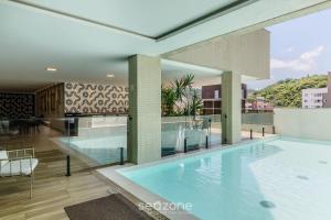 a swimming pool on the roof of a building at Apto 1Q c/ Piscina a 650m da Praia PDN0113 in Balneário Camboriú