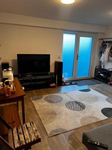 ein Wohnzimmer mit Flachbildfernseher in der Unterkunft Chalet Duque in Bremis