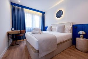 ein Schlafzimmer mit einem Bett und einem Schreibtisch in einem Zimmer in der Unterkunft Iconic Suites in Madrid + 80 Fotos