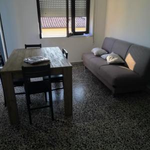 a living room with a couch and a table at Donato C alloggio estivo in Scauri