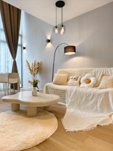 una sala de estar con un sofá con animales de peluche. en Ekocheras Creamy Stay, en Kuala Lumpur