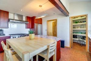 Spacious Mtn-View Gem in Corrales!的厨房或小厨房