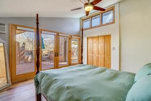 Spacious Mtn-View Gem in Corrales!客房内的一张或多张床位