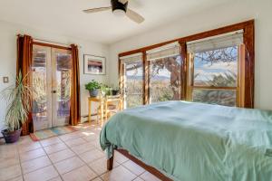 CorralesSpacious Mtn-View Gem in Corrales!的一间带床的卧室和一扇可欣赏风景的窗户