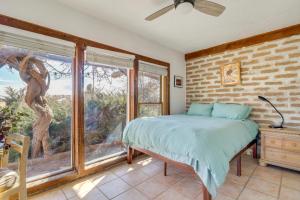 CorralesSpacious Mtn-View Gem in Corrales!的一间带床和大窗户的卧室