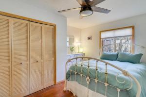 Spacious Mtn-View Gem in Corrales!客房内的一张或多张床位