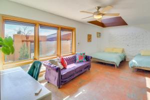 Spacious Mtn-View Gem in Corrales!的休息区