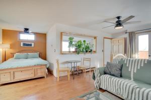 Spacious Mtn-View Gem in Corrales!客房内的一张或多张床位