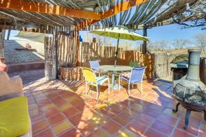 Spacious Mtn-View Gem in Corrales!的阳台或露台