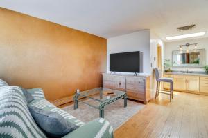 Spacious Mtn-View Gem in Corrales!的电视和/或娱乐中心