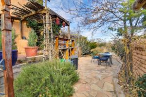 Spacious Mtn-View Gem in Corrales!外面的花园