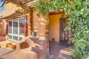 Spacious Mtn-View Gem in Corrales!的休息区