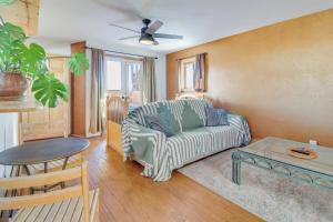 Spacious Mtn-View Gem in Corrales!的休息区