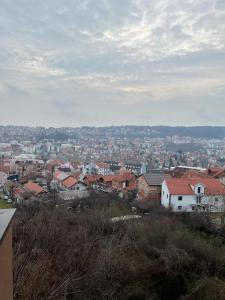 une vue d'une ville avec des maisons et des bâtiments dans l'établissement Mimura stan 2, à Belgrade 8 autres photos