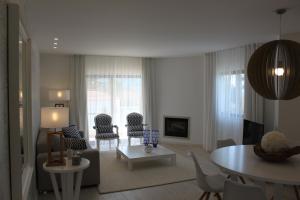 sala de estar con mesa y sillas en Apartamento Morning Cascade, en Carvoeiro