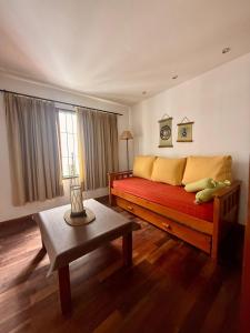 a living room with a bed and a table at Departamento San Bernardo - Céntrico Salta in Salta