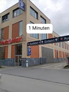 ein Gebäude mit einem Straßenschild davor in der Unterkunft Appartment Messe in Köln + 15 Fotos