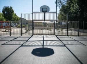 un aro de baloncesto en un parque con una valla en Camping - Piscine - ccb0cfa, en Angles 3 fotos más
