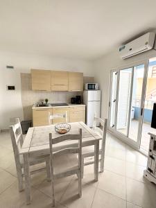 a kitchen and dining room with a table and chairs at Blue Oceano in Santa Maria