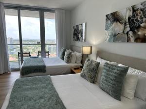 Un pat sau paturi într-o cameră la Studio Miami with Beach and Lounge Chairs 2 Full beds 2403