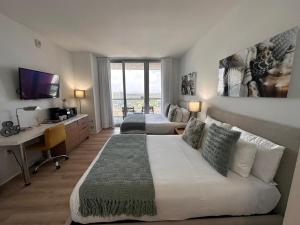 Un pat sau paturi într-o cameră la Studio Miami with Beach and Lounge Chairs 2 Full beds 2403