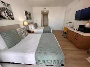 Un pat sau paturi într-o cameră la Studio Miami with Beach and Lounge Chairs 2 Full beds 2403