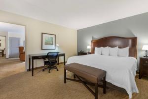 Postel nebo postele na pokoji v ubytování Best Western Plus InnTowner Madison