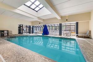 Bazén v ubytování Best Western Plus InnTowner Madison nebo v jeho okolí