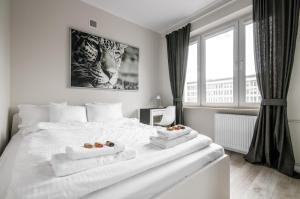 Cama o camas de una habitación en Apartament Centrum Żurawia