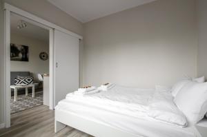 1 dormitorio blanco con 1 cama grande con sábanas blancas en Apartament Centrum Żurawia, en Varsovia