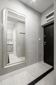 baño con espejo grande y puerta en Apartament Centrum Żurawia, en Varsovia