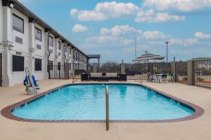 Bazén v ubytování Motel 6-Brenham, TX nebo v jeho okolí