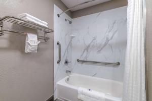 Koupelna v ubytování Motel 6-Brenham, TX