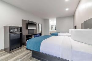 Kuchyň nebo kuchyňský kout v ubytování Motel 6-Brenham, TX