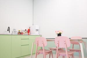 Code Hostel at Kampong Glam的厨房或小厨房
