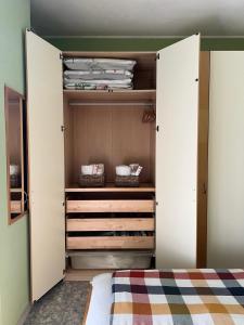 a bedroom with a closet with white doors at Appartamento CasaZeta luminoso e centralissimo in Latina