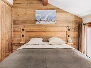 Appartement Triplex Cosy pour 6 Personnes, Centre de Val d'Isère, Proche Pistes - FR-1-567-109 في فال ديزير: غرفة نوم بحائط خشبي مع سرير