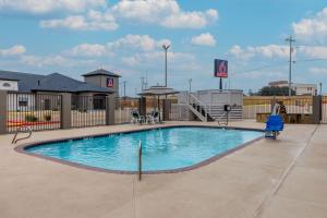 Bazén v ubytování Studio 6 Suites Brenham, TX nebo v jeho okolí